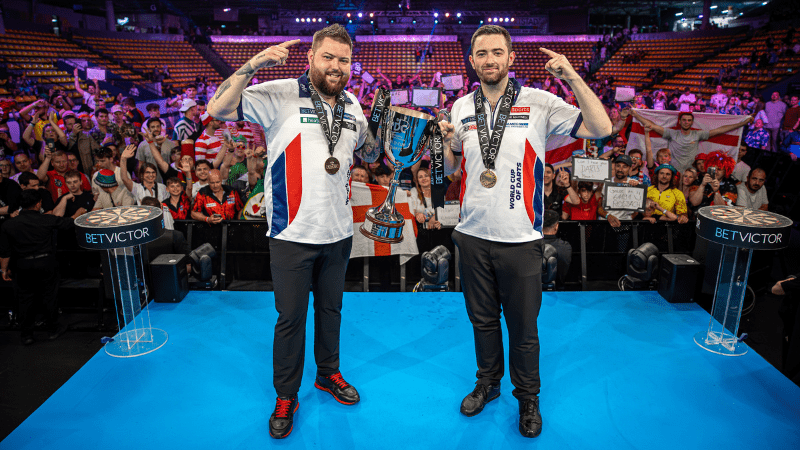 Michael Smith en Luke Humphries met World Cup of Darts Trofee - Darts Experts